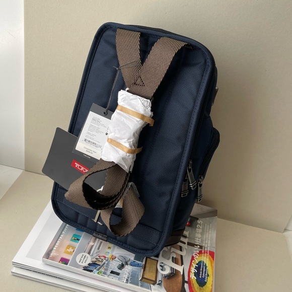 (new+tag) Tumi Higgins men’s sling pack navy bag - Picture 9 of 16
